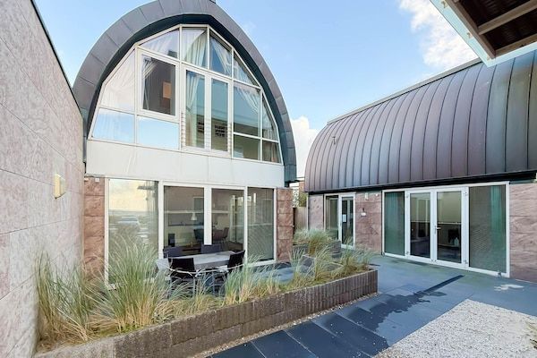 Buitenkant - Huis aan Egmond Boulevard met parkeergelegenheid in Egmond aan Zee (1)