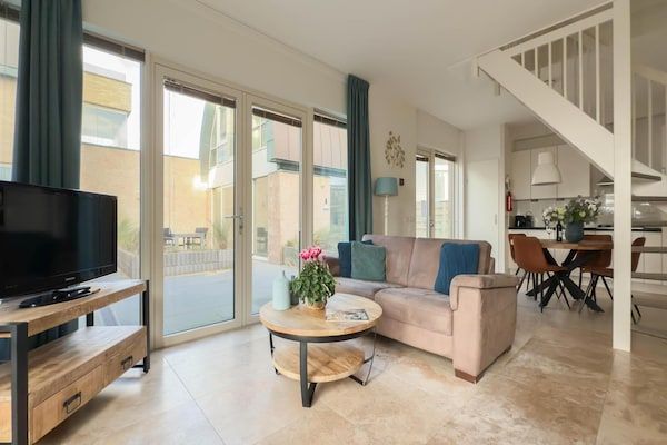 Woonkamer - Huis aan Egmond Boulevard met parkeergelegenheid in Egmond aan Zee (2)