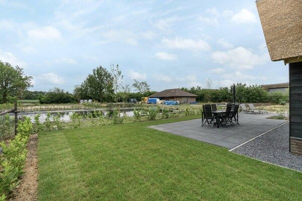 Terras - Luxe landhuis met vijver in Baarle-nassau (5)