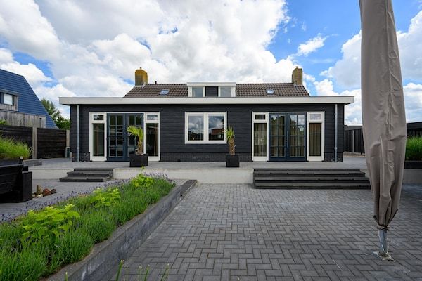 Tuin - Ruim vakantiehuis in het centrum van Langweer in Langweer (1)