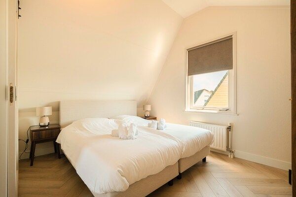 Slaapkamer - Prachtige vrijstaande vakantiewoning, Julianadorp in Julianadorp (4)