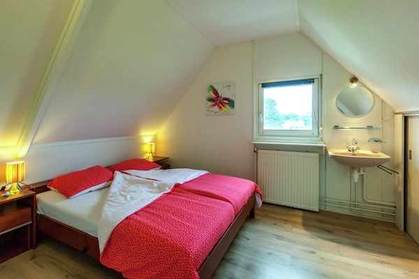 Slaapkamer - Rustig vakantiehuis in Oostmahorn (5)