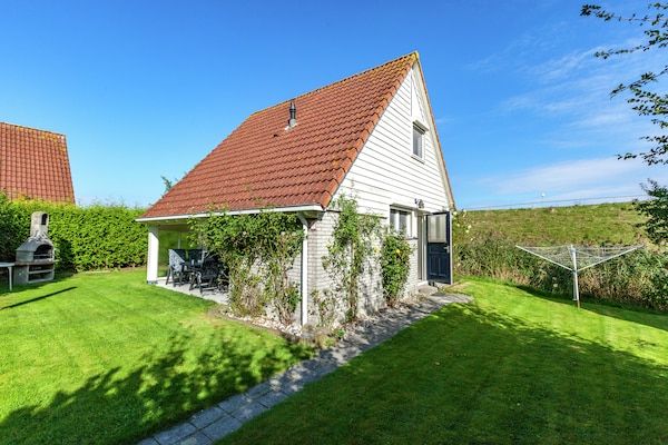 Buitenkant - Rustig vakantiehuis in Oostmahorn (1)