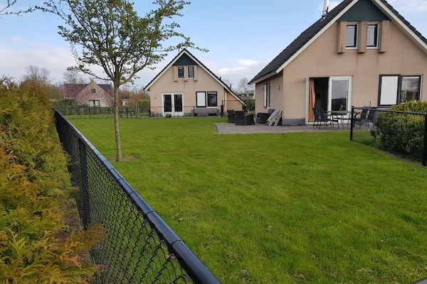 Buitenkant - Luxe vakantiehuis met spa in Tzummarum (1)