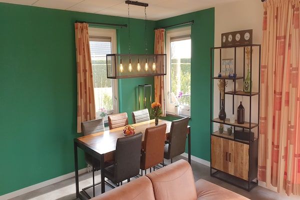 Eetkamer - Luxe vakantiehuis met spa in Tzummarum (3)