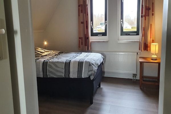 Slaapkamer - Luxe vakantiehuis met spa in Tzummarum (5)