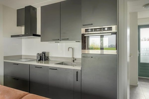 Keuken - Luxe vakantiehuis met spa in Tzummarum (4)