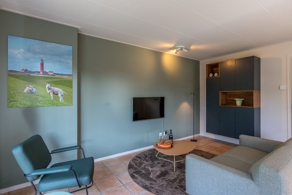 Woonkamer - 4 persoons bungelow nabij Nationaalpark Duinen van Texel in De Koog (2)