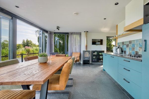 Woonkamer - Villa aan het water met schilderachtig uitzicht in Hekendorp (2)