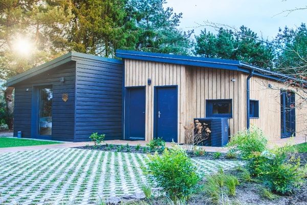 Buitenkant - Luxe, milieuvriendelijke groepsaccommodatie voor 8 personen in Slagharen (1)