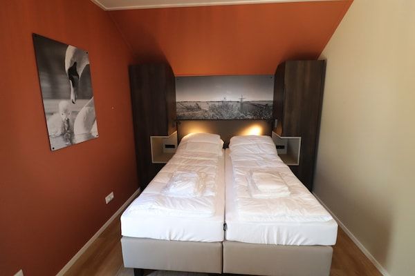 Slaapkamer - Nieuw gebouwde groepsvilla in Friesland in Leons (5)