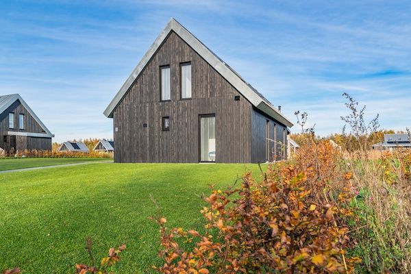 Buitenkant - Fantastische villa gelegen aan een meer in Sint Nicolaasga (1)