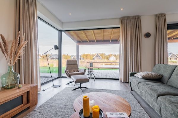 Woonkamer - Fantastische villa gelegen aan een meer in Sint Nicolaasga (3)
