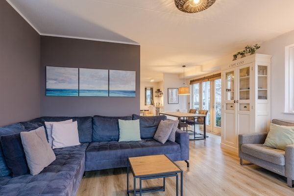 Woonkamer - Villa vlakbij de zee in Rockanje in Hellevoetsluis (4)