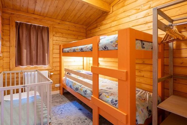 Slaapkamer - Vakantiehuis in Hoogerheide met gedeeld zwembad in Hoogerheide (4)