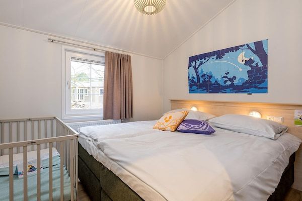 Slaapkamer - Moderne woning in Hoogerheide met terras in Hoogerheide (2)