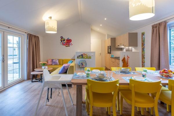 Eetkamer - Moderne woning in Hoogerheide met terras in Hoogerheide (1)