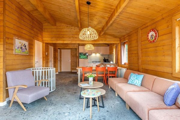 Woonkamer - Vakantiehuis in Hoogerheide met kinderbox in Hoogerheide (1)