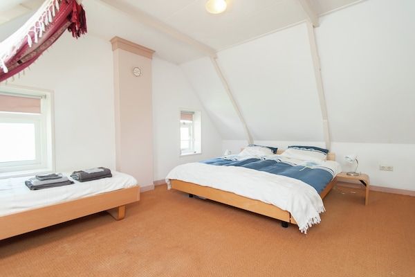 Slaapkamer - Idyllisch landelijk huis met fietsen in Easterlittens (4)