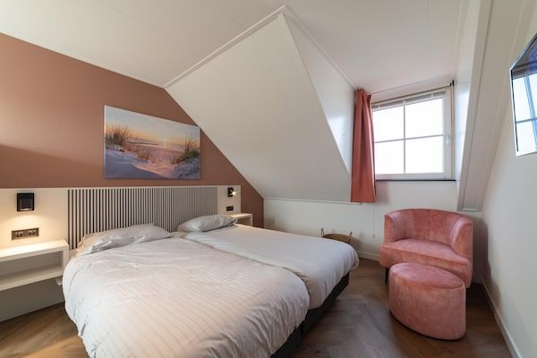 Slaapkamer - Prachtige villa in Colijnsplaat in Colijnsplaat (5)