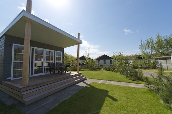 Buitenkant - Lodge met veranda op Texel in Den Burg (1)
