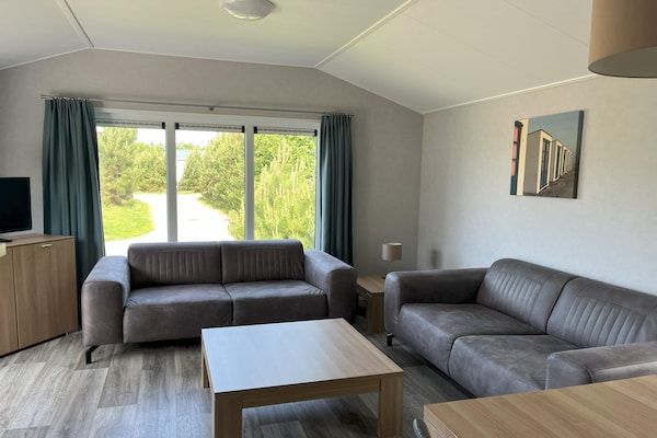 Woonkamer - Charmant vakantiehuisje met sauna op het eiland Texel. in Den Burg (3)