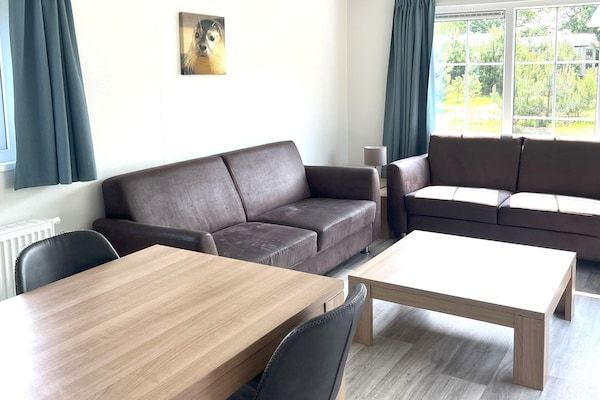 Woonkamer - Modern ingericht Chalet op hartje Texel in Den Burg (2)