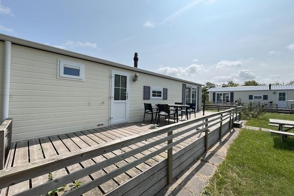 Terras - Modern ingericht Chalet op hartje Texel in Den Burg (5)
