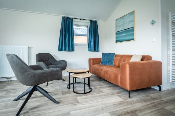 Woonkamer - Comfortabel boschalet vlakbij het strand in Den Burg (2)