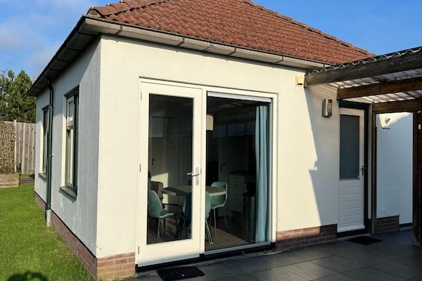 Buitenkant - Centraal gelegen Bungalow op Texel in Den Burg (1)