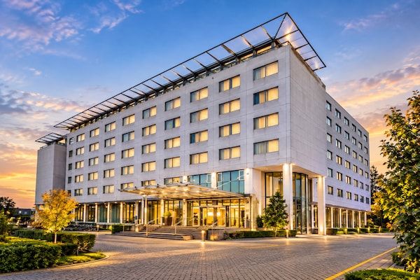 HotelExteriorSummer - Sunday Hotel Amsterdam Airport Schiphol - Deluxe King Room - Rookvrij in Badhoevedorp, (1)