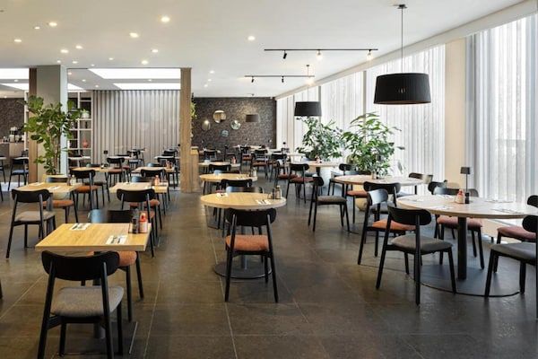 HotelFacilitiesAndServices - Sunday Hotel Amsterdam Airport Schiphol - Queen Room - Rookvrij in Badhoevedorp, (5)