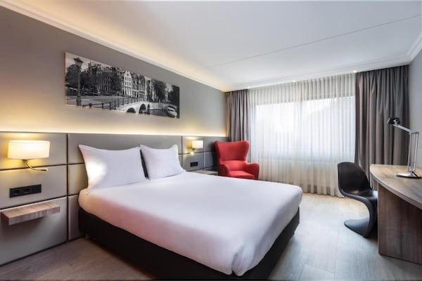 Slaapkamer - Sunday Hotel Amsterdam Airport Schiphol - Queen Room - Rookvrij in Badhoevedorp, (2)