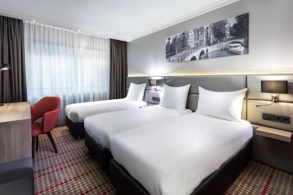 Slaapkamer - Sunday Hotel Amsterdam Airport Schiphol - Superior driepersoonskamer - Rookvrij in Badhoevedorp, (2)