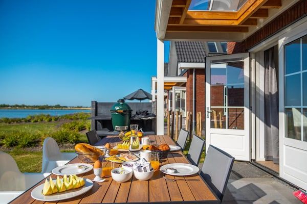 Park - Prachtige watervilla vlakbij het IJsselmeer in Medemblik (4)