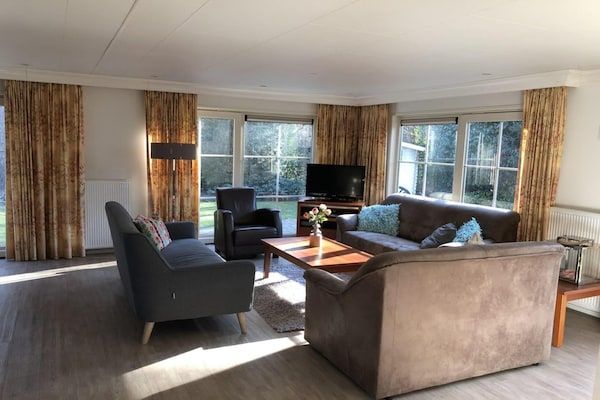 Woonkamer - Ruim landhuischalet voor 8 personen in Lochem (5)