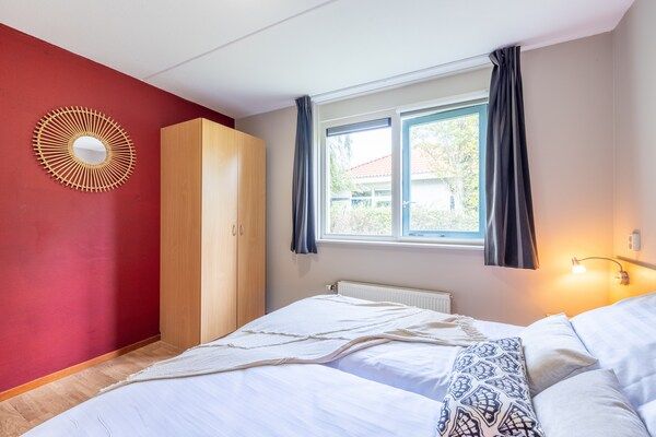 Slaapkamer - Wellnesswoning voor 4 personen met vissteiger nabij het IJsselmeer in Andijk (3)