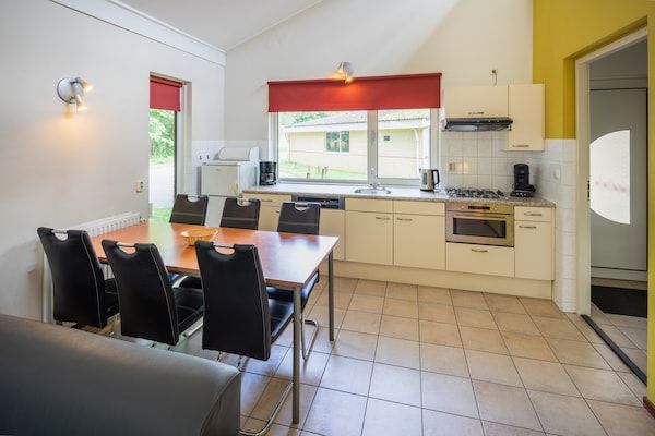 Keuken - Bungalow in Nederland met Sauna en Privacy in Kootwijk (5)