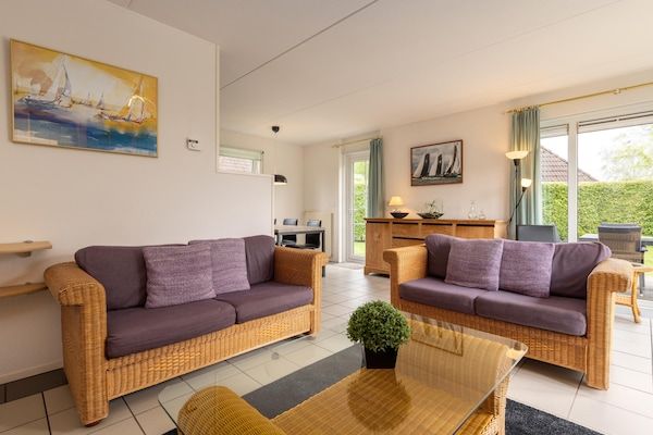 Woonkamer - Natuurbungalow met twee badkamers in Eernewoud (3)