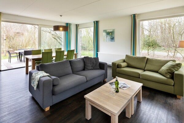 Woonkamer - Wellness Villa in Groene Ruinen in Ruinen (3)