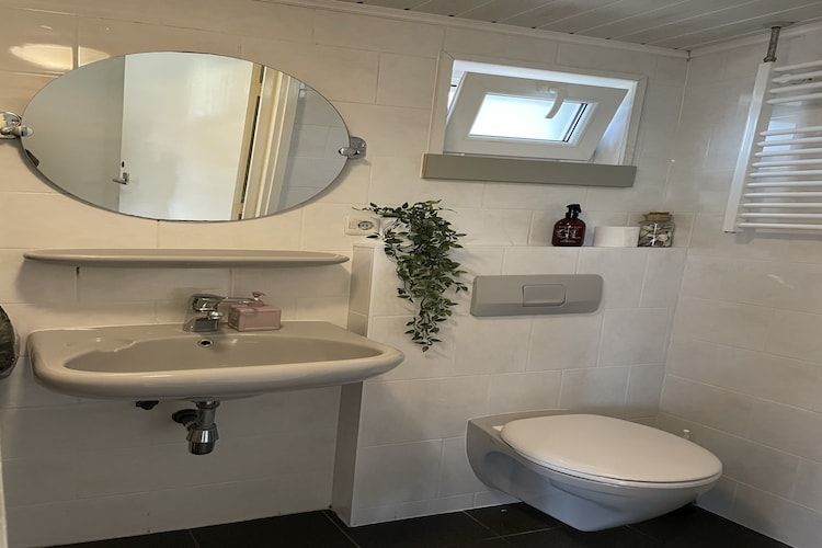 De badkamer van Het Kleine Landgoed in Stramproy
