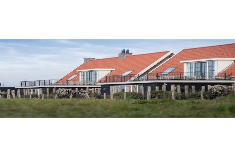 De buitenkant van Luxe Beveland met zwembad  sauna in Colijnsplaat