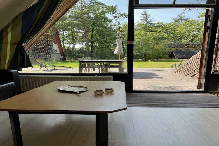 De woonkamer van Bungalow 69 in Stramproy