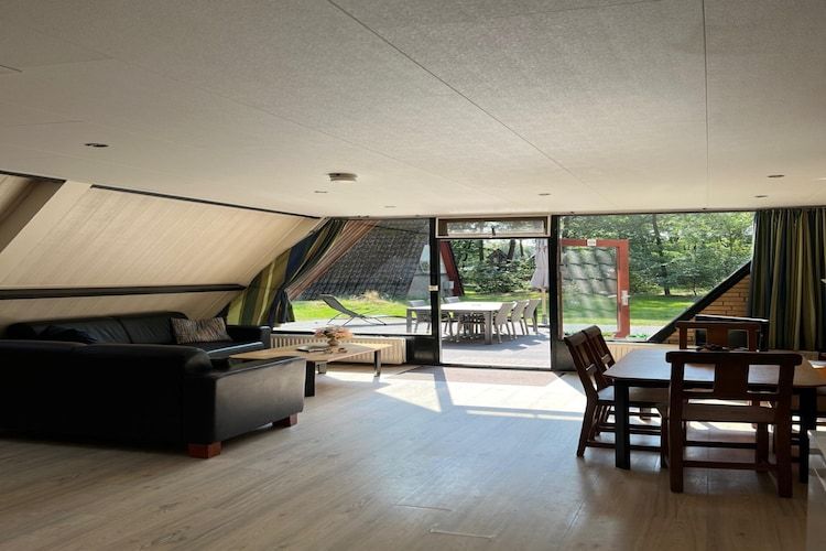 De woonkamer van Bungalow 69 in Stramproy