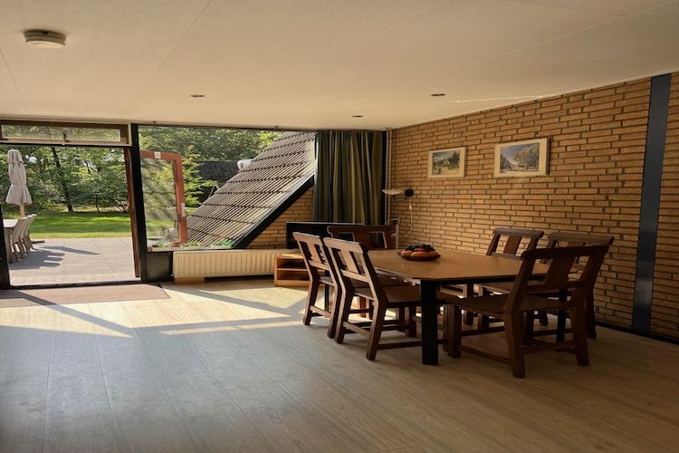 De eetkamer van Bungalow 69 in Stramproy