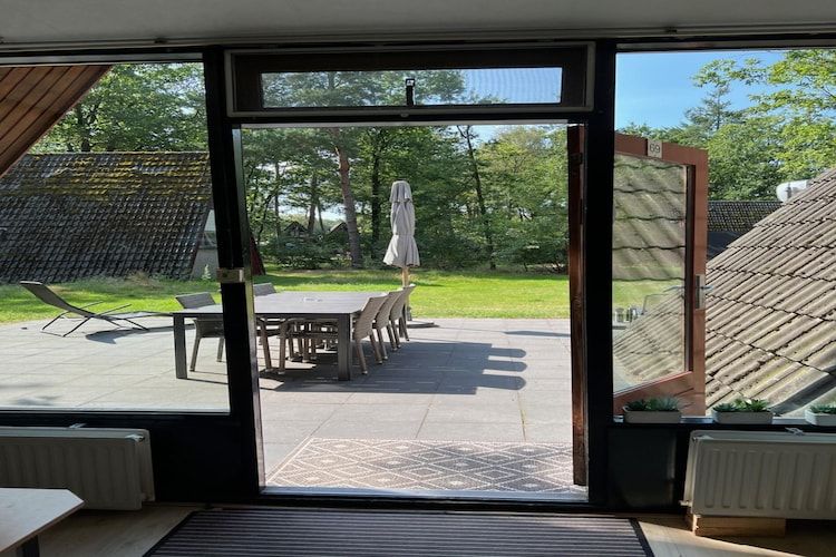 Het terras van Bungalow 69 in Stramproy