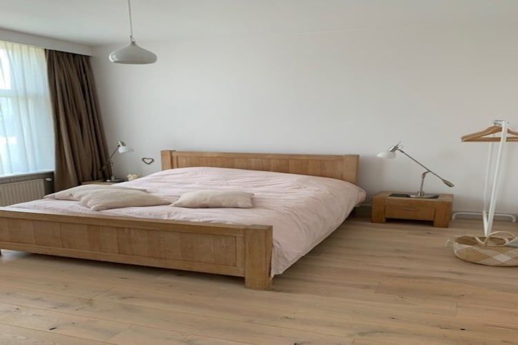 Een slaapkamer van Huize Columbus in Den Haag