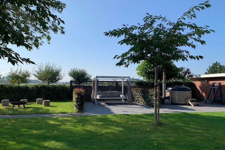 Het terras van Villa Grenszicht in Megchelen