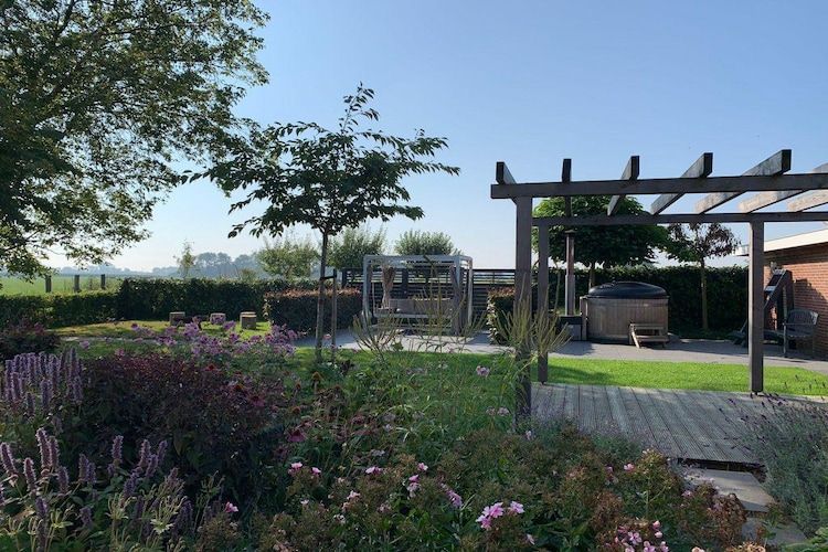 Het terras van Villa Grenszicht in Megchelen