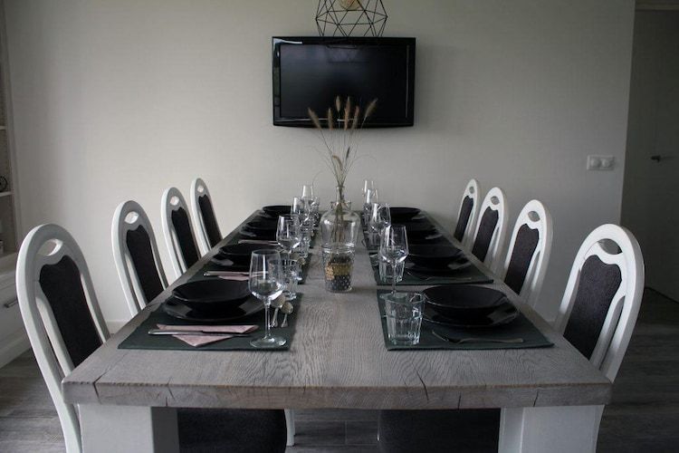 De eetkamer van Villa Grenszicht in Megchelen